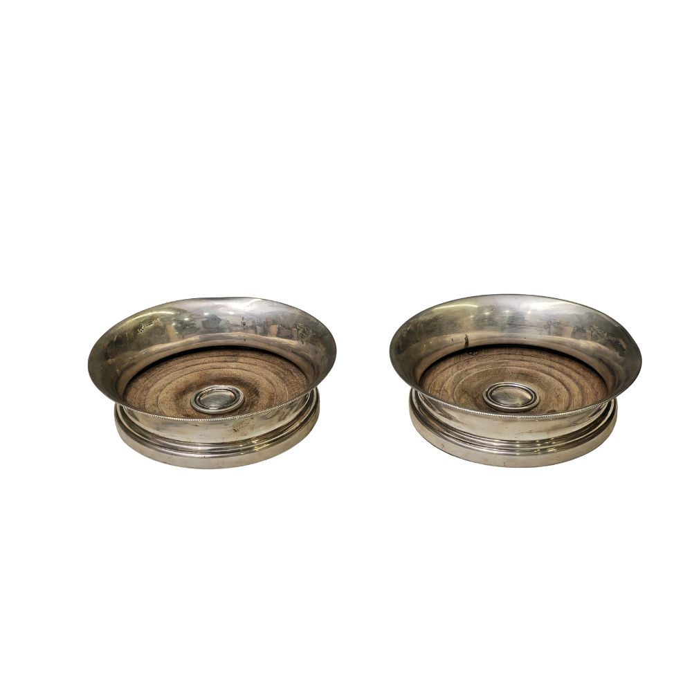 WINE TABLE HOLDER IN PUNCHED SILVER.