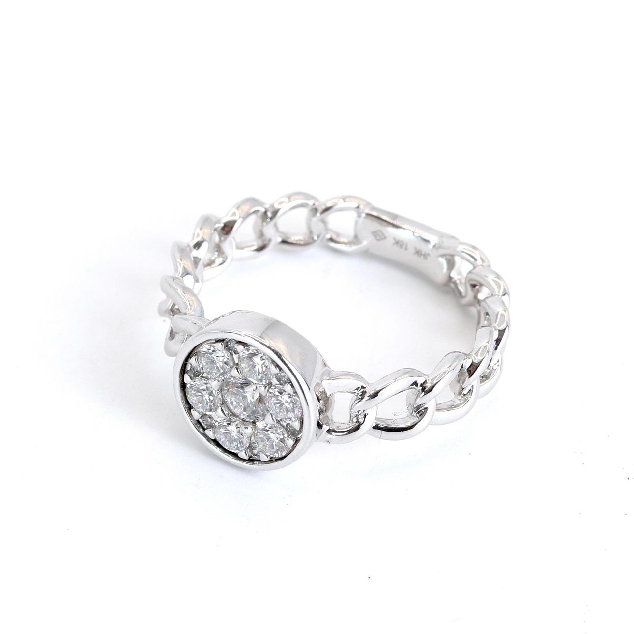18CT WHITE GOLD DIAMOND SET CLUSTER RING.