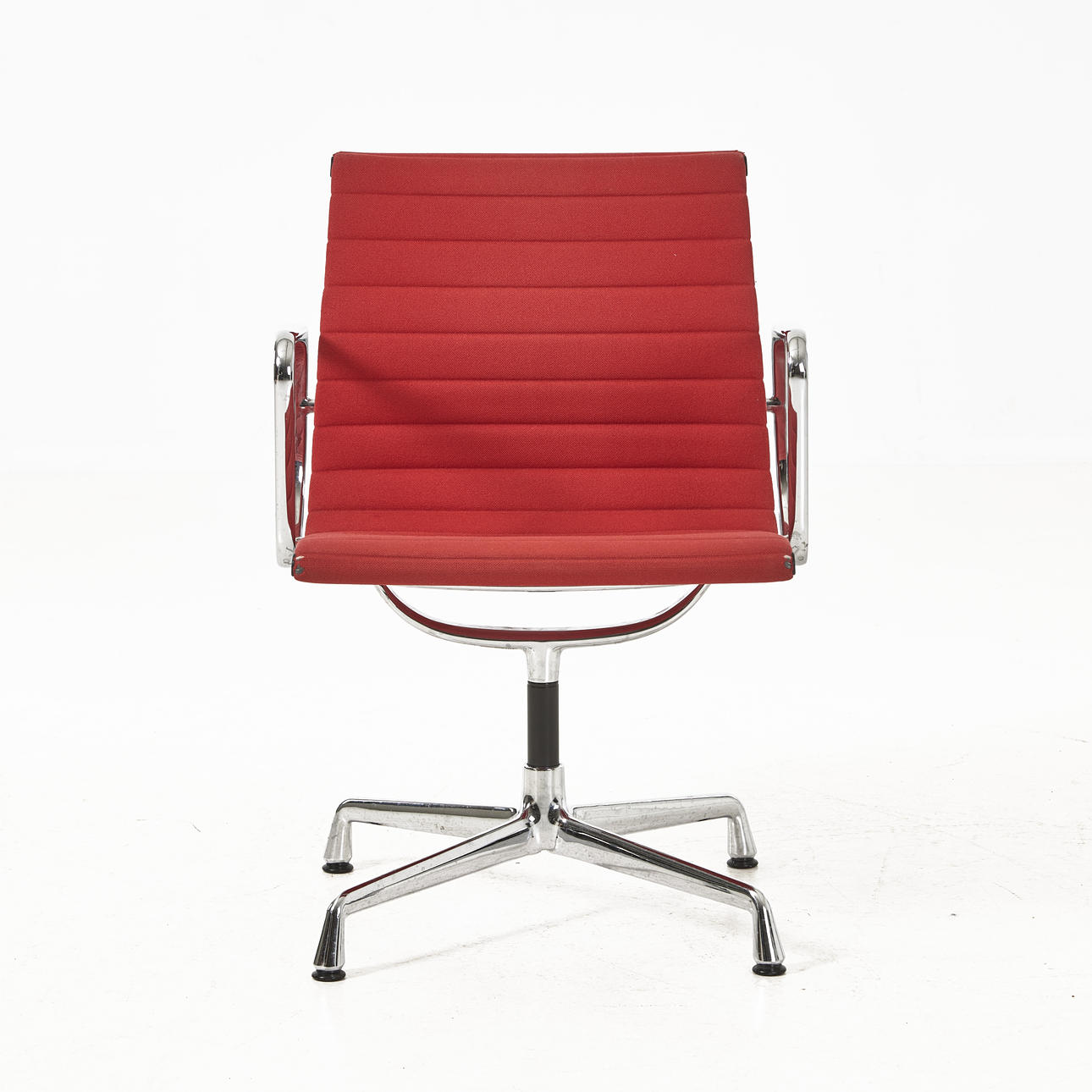 CHARLES & RAY EAMES. Office chair, model 108, Vitra.
