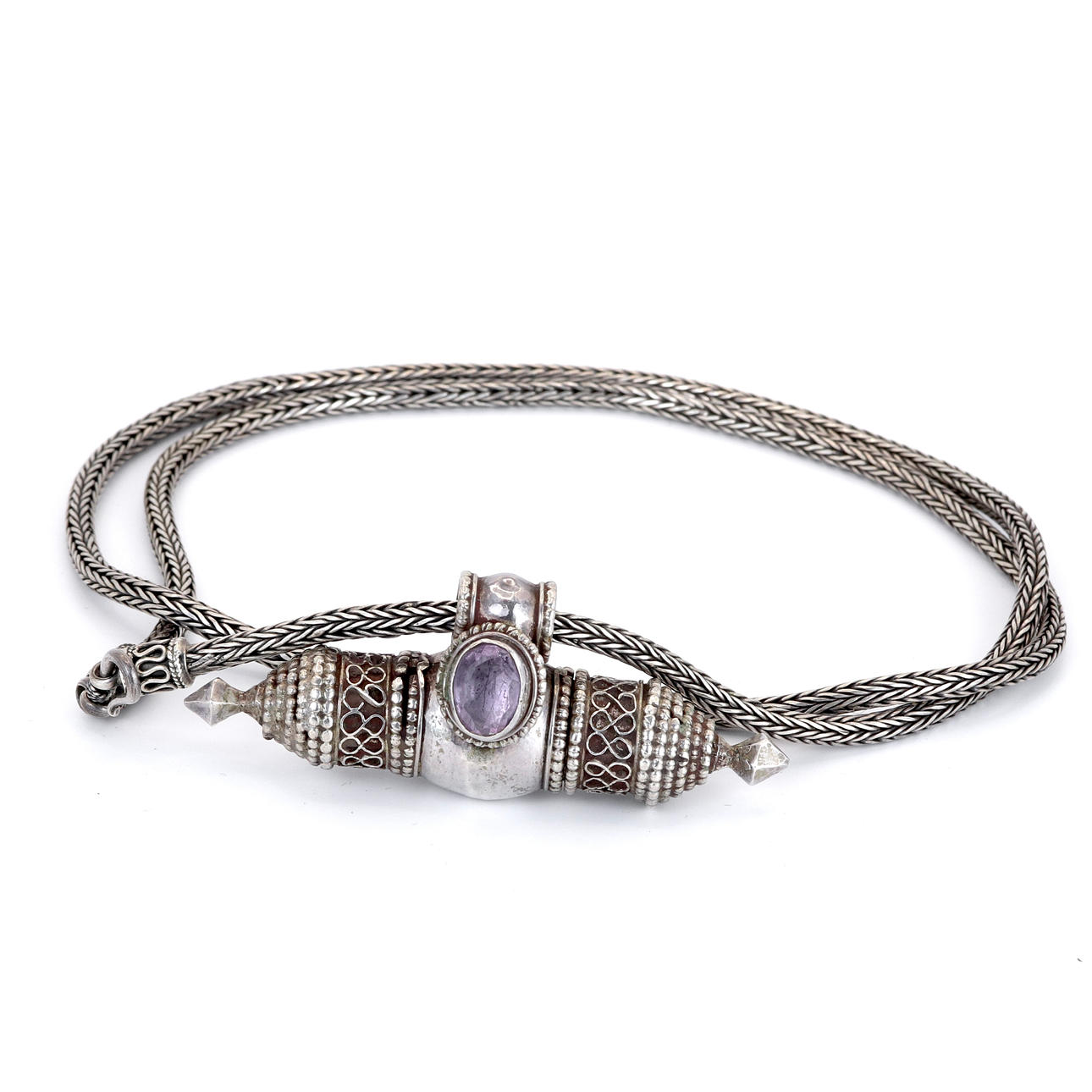 SILVER AND AMETHYST NECKLACE.