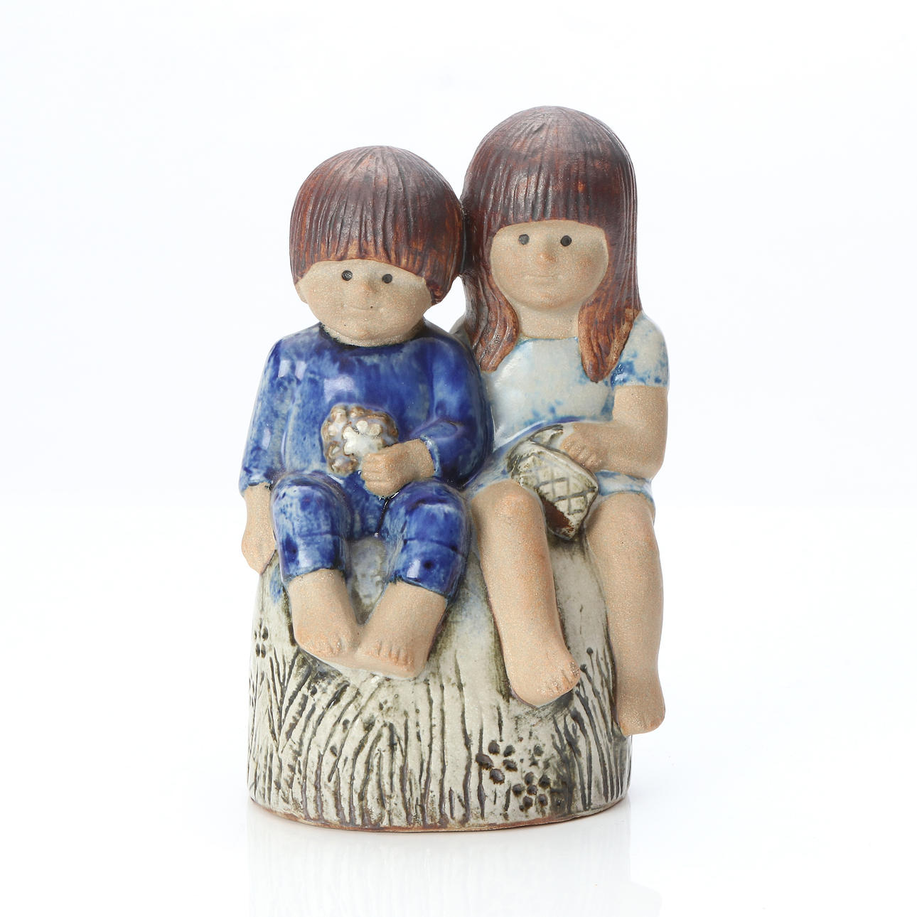 LISA LARSON. FIGURINES. Stoneware. “Siblings”.
