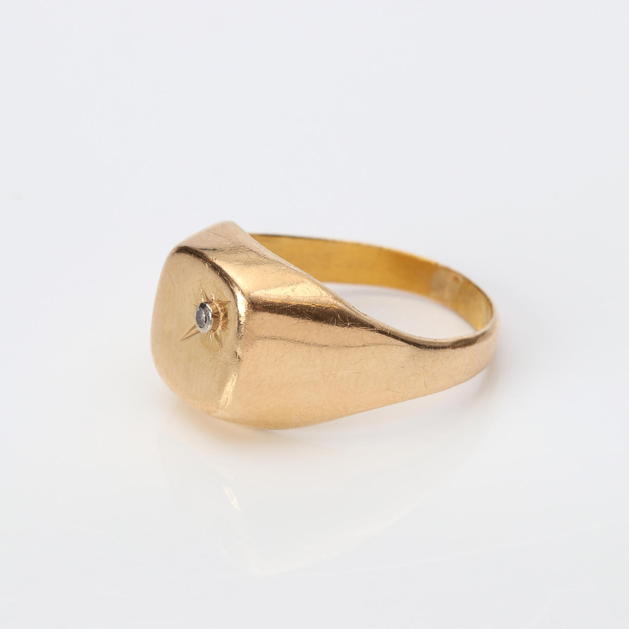 RING WITH SMALL DIAMOND. Gold, total weight approx. 4.5 grams.