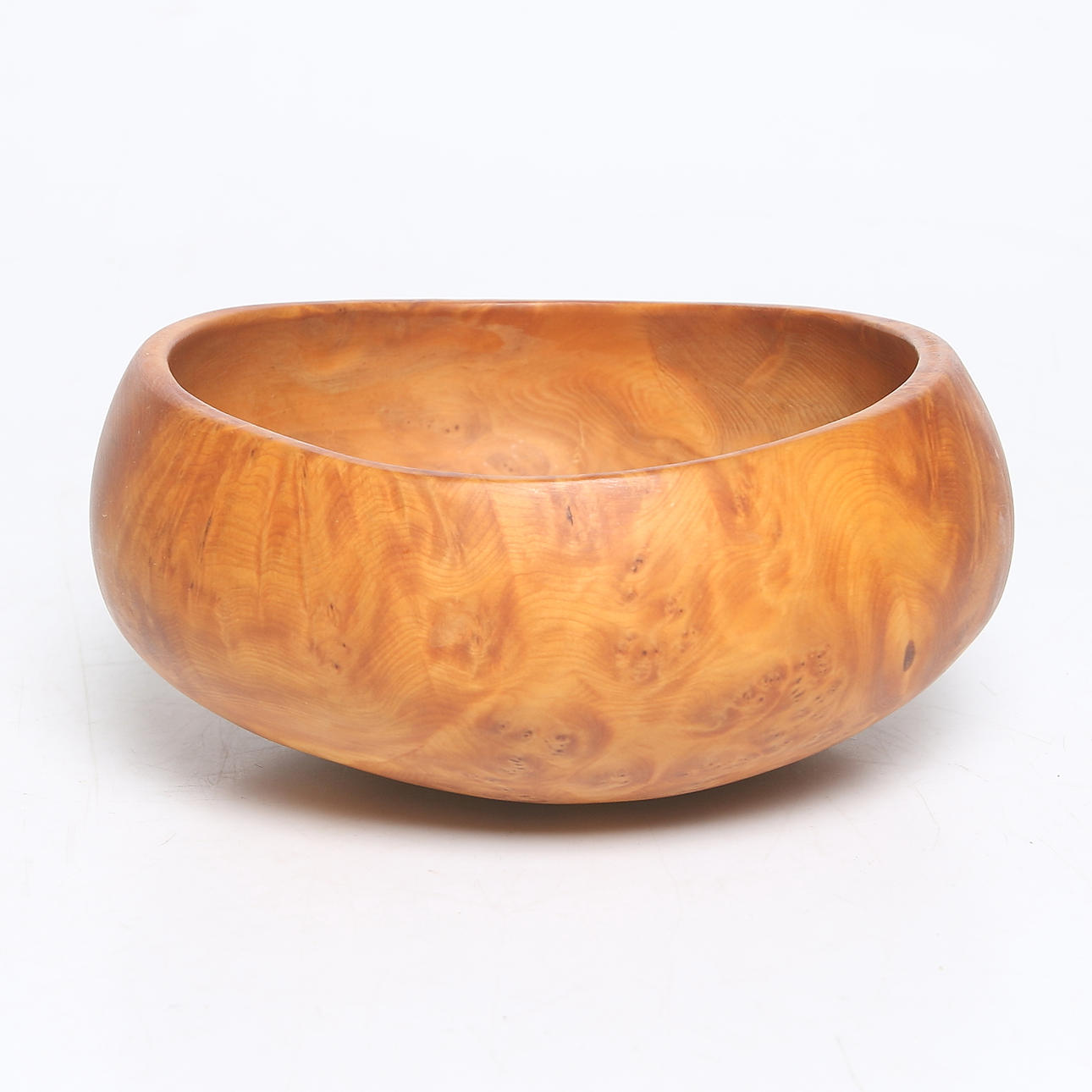 OIDENTIFIERAD KONSTNÄR. Skål, björk, troligen samearbetet. 1900-tal.