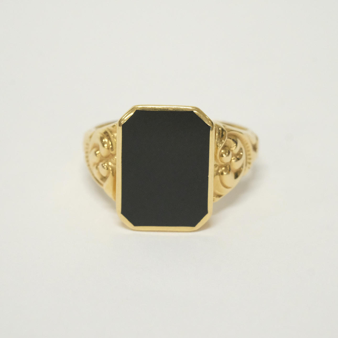 SIGNET RING WITH ONYX, 18K GOLD.