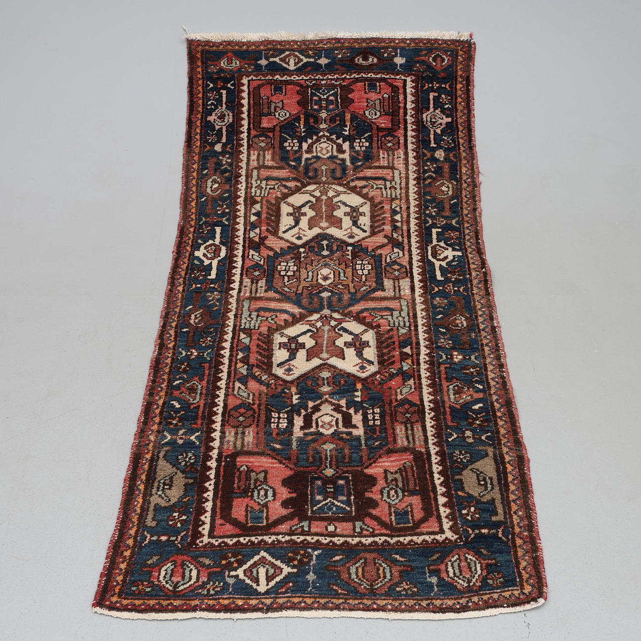 ORIENTAL CARPET. Approx. 195 x 99 cm.