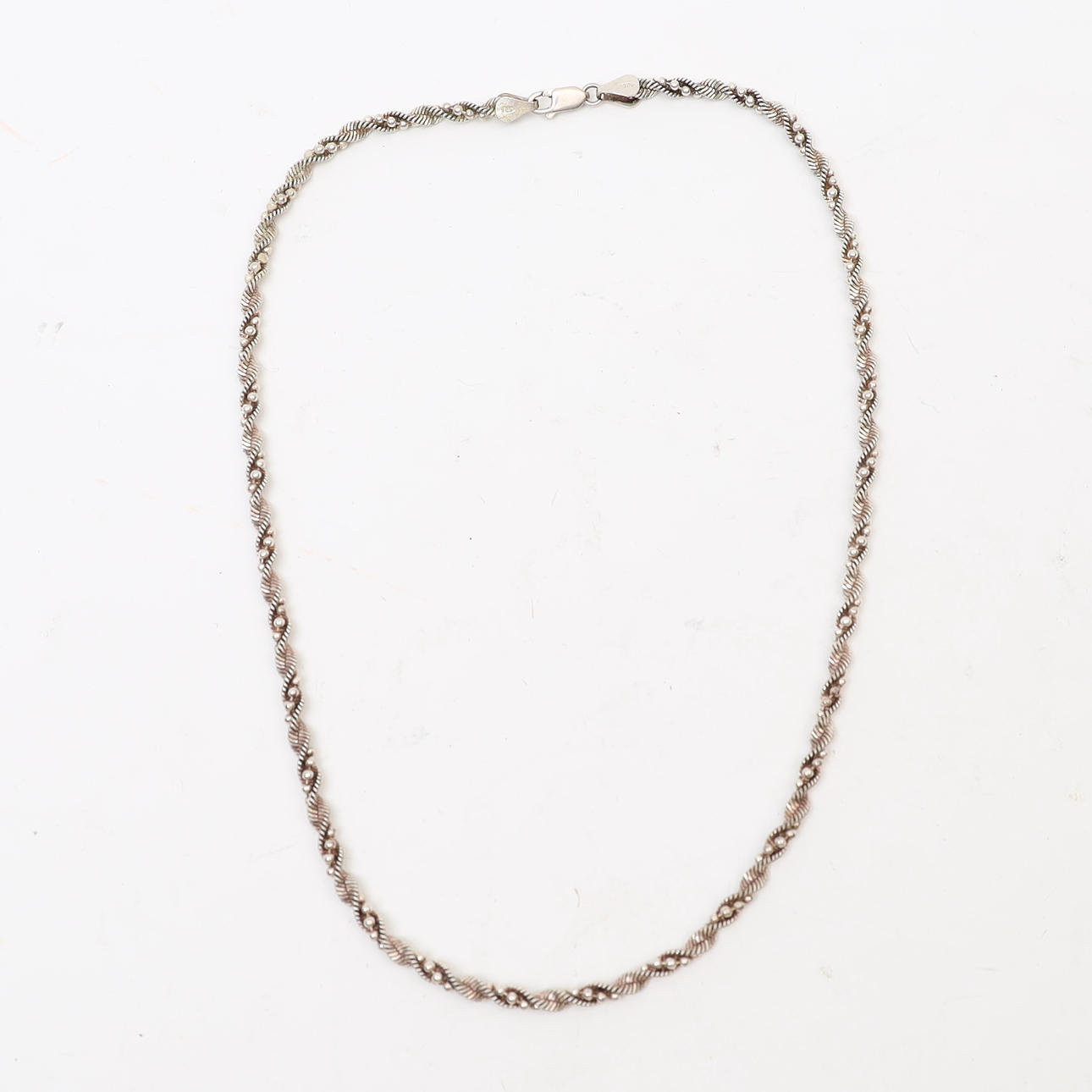 NECKLACE, sterling silver, twisted link with beaded decors.