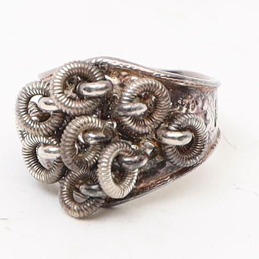 RING, silver, allmogestil, with pendants.