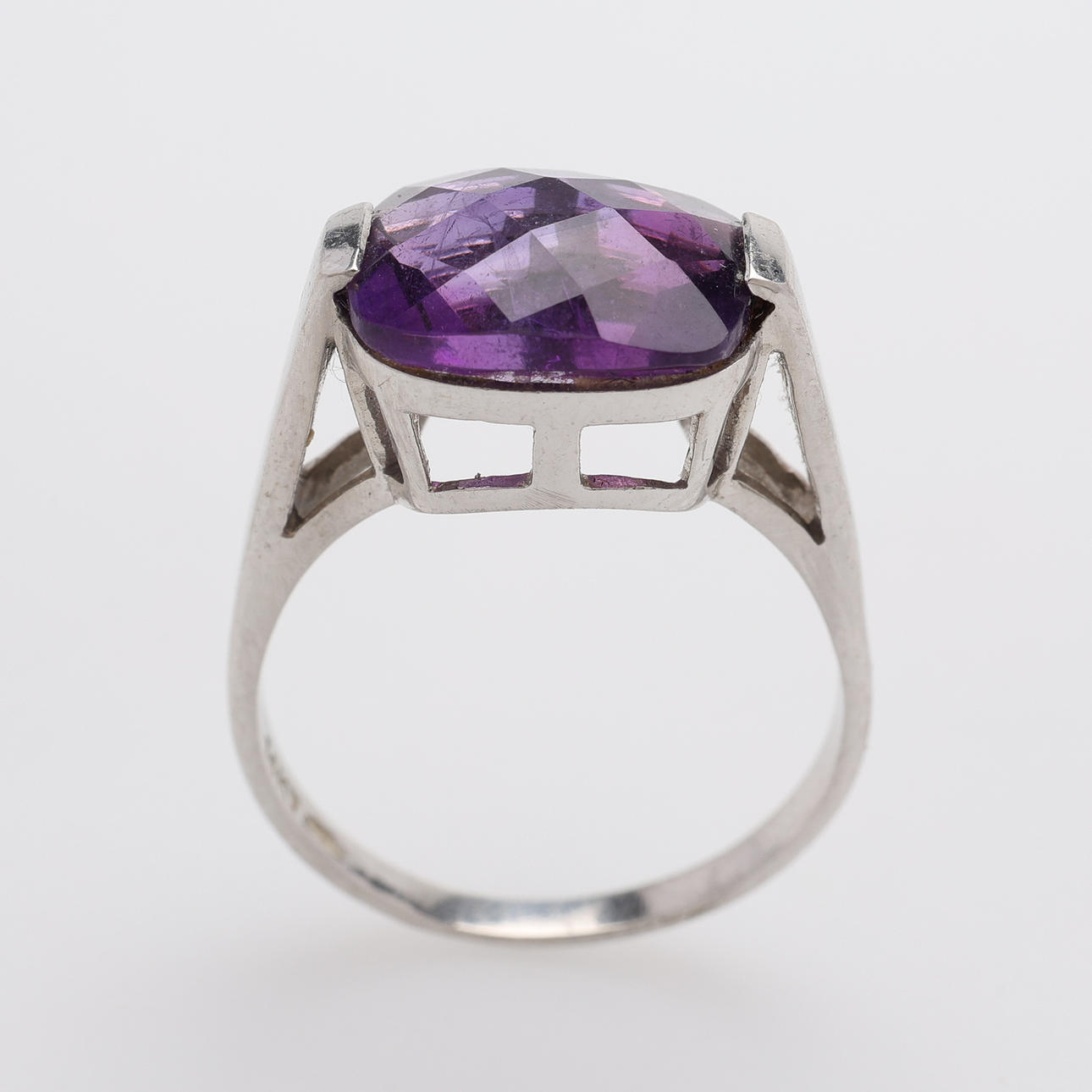 RING, 14K WHITE GOLD & FACETED AMETHYST, TOTAL APPROX. 4.5 G.