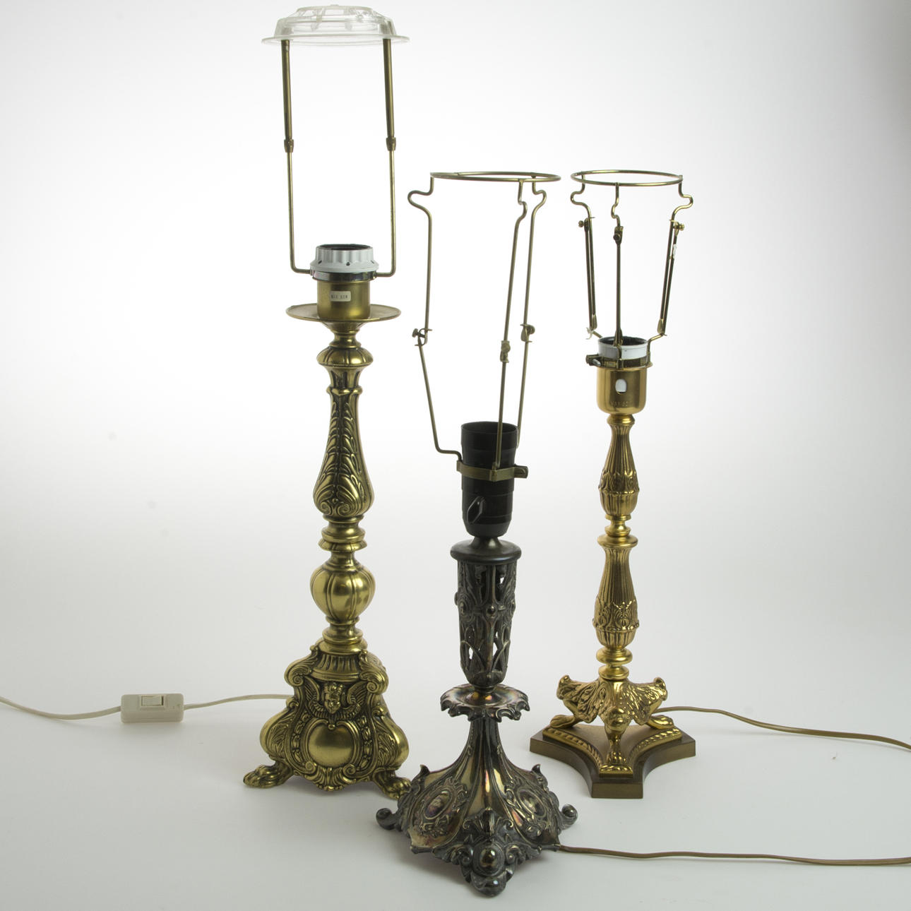 BORDSLAMPOR, 3 stycken, mässing/nysilver.