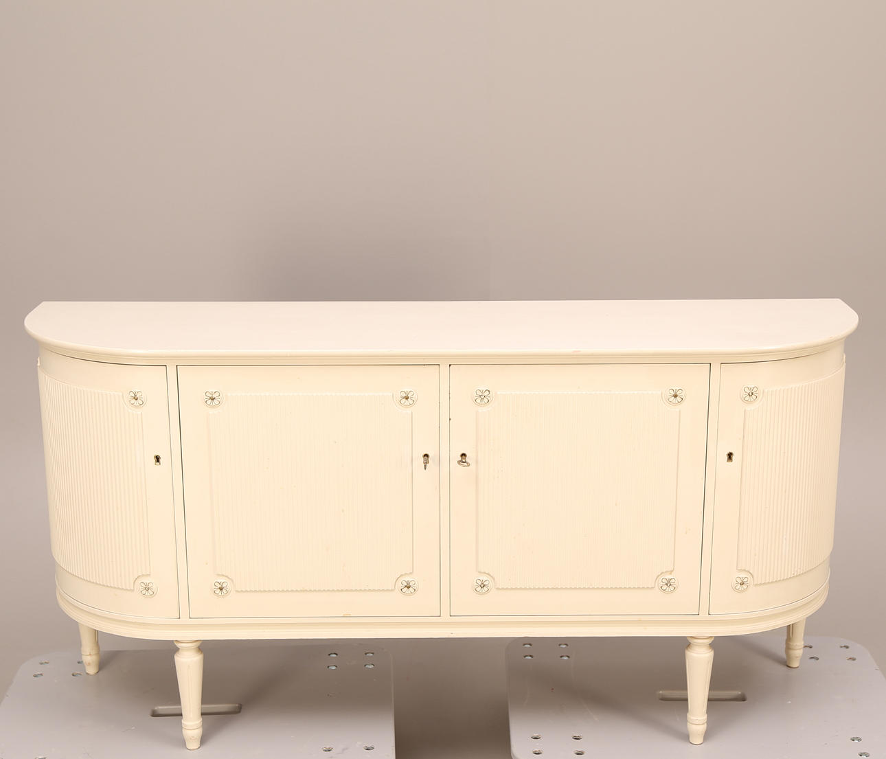 SKÄNKSKÅP, cremevit, gustaviansk stil, två pardörrar, 1900-tal.