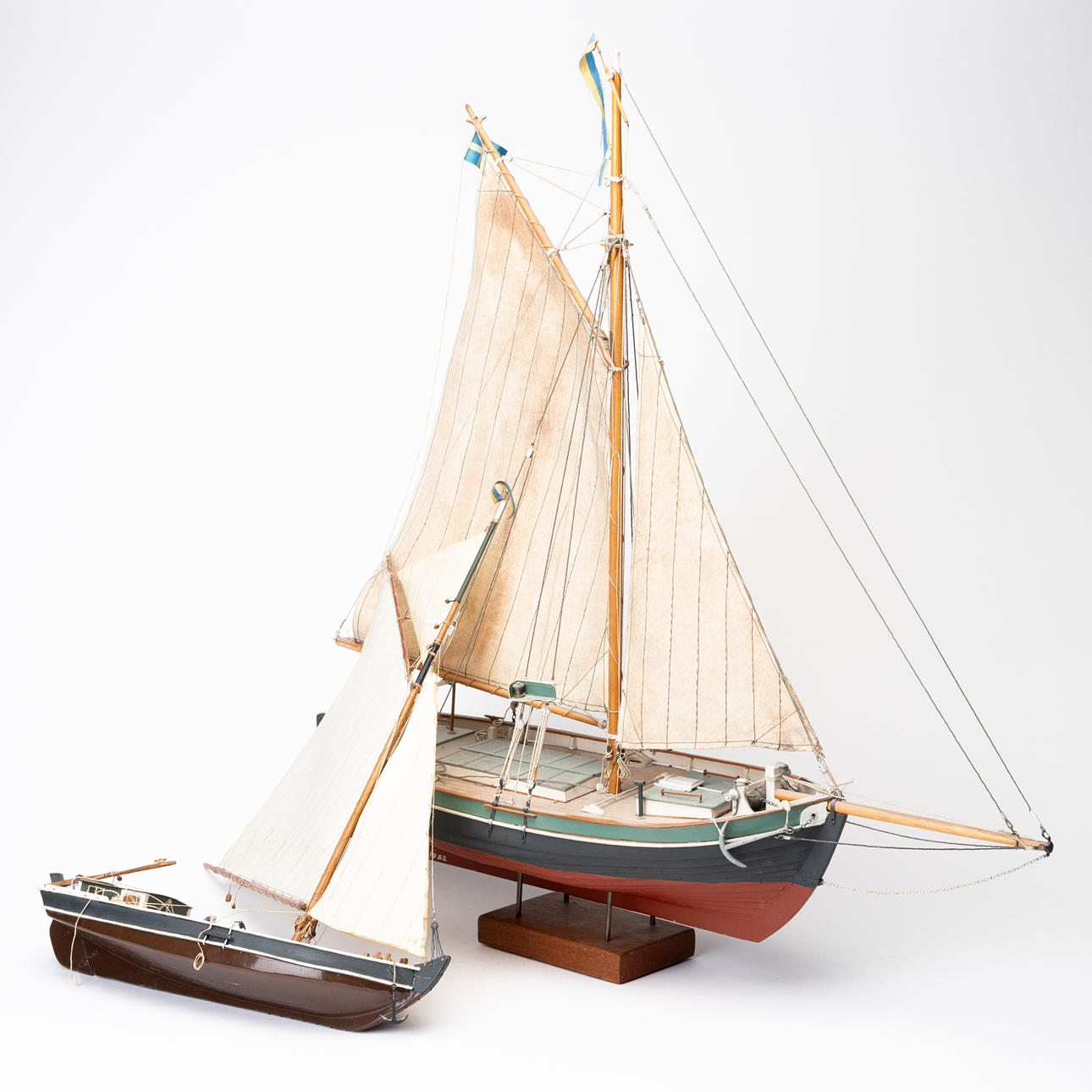 WILHELM OLIVECRONA. 2 boat models, single-masted sailboats, monogram signed and dated 81 and 1982 respectively.