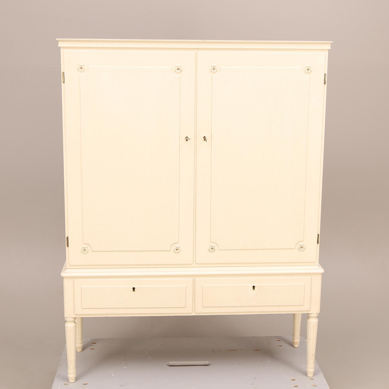SKÅP, cremevit, gustaviansk stil, pardörrar + parlådor, 1900-tal.