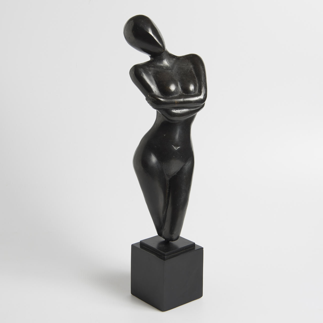 SKULPTUR, kvinna, modern design, brons på svartmålad sockel.