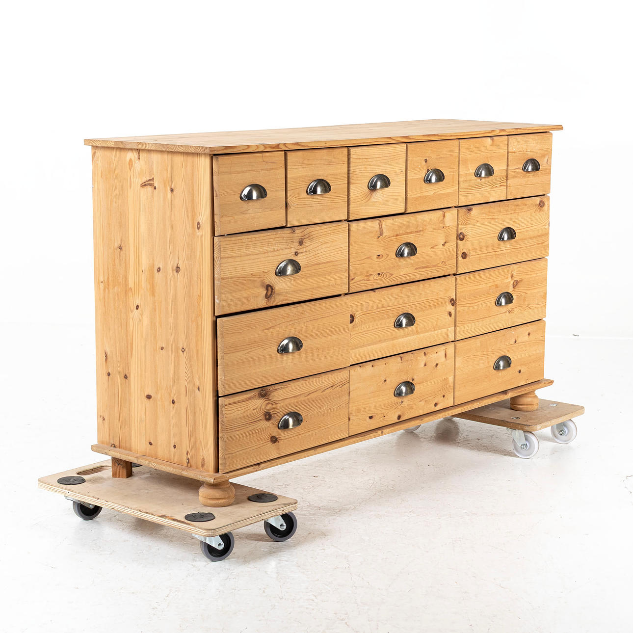 BYRÅ / KÖPMANSDISK.