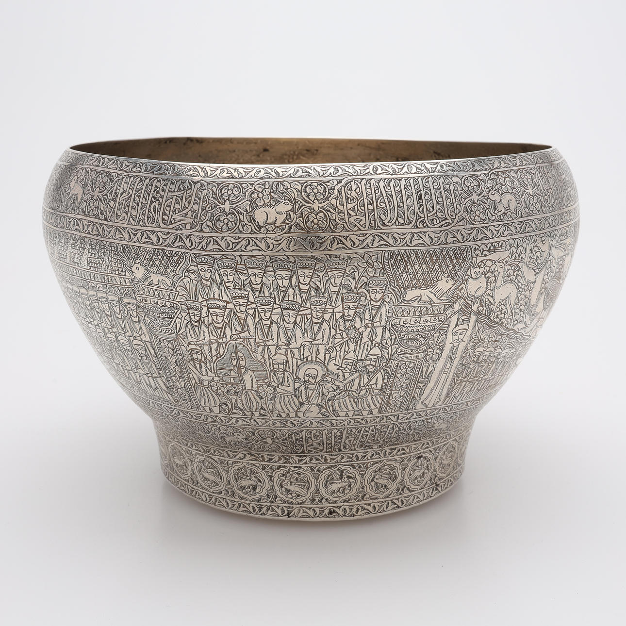 A SILVER BOWL, Approx. 817.5g.