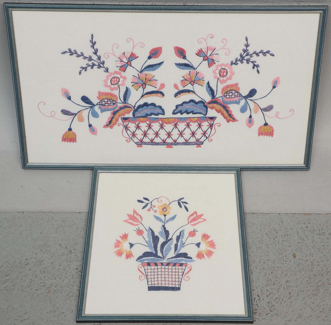 TAVLOR, 2 st, Blekingesöm, textil, glas & träram.