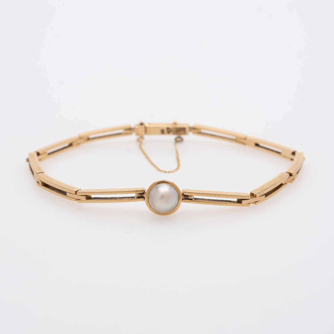 BRACELET 18K WITH A CULTURED HALF PEARL.