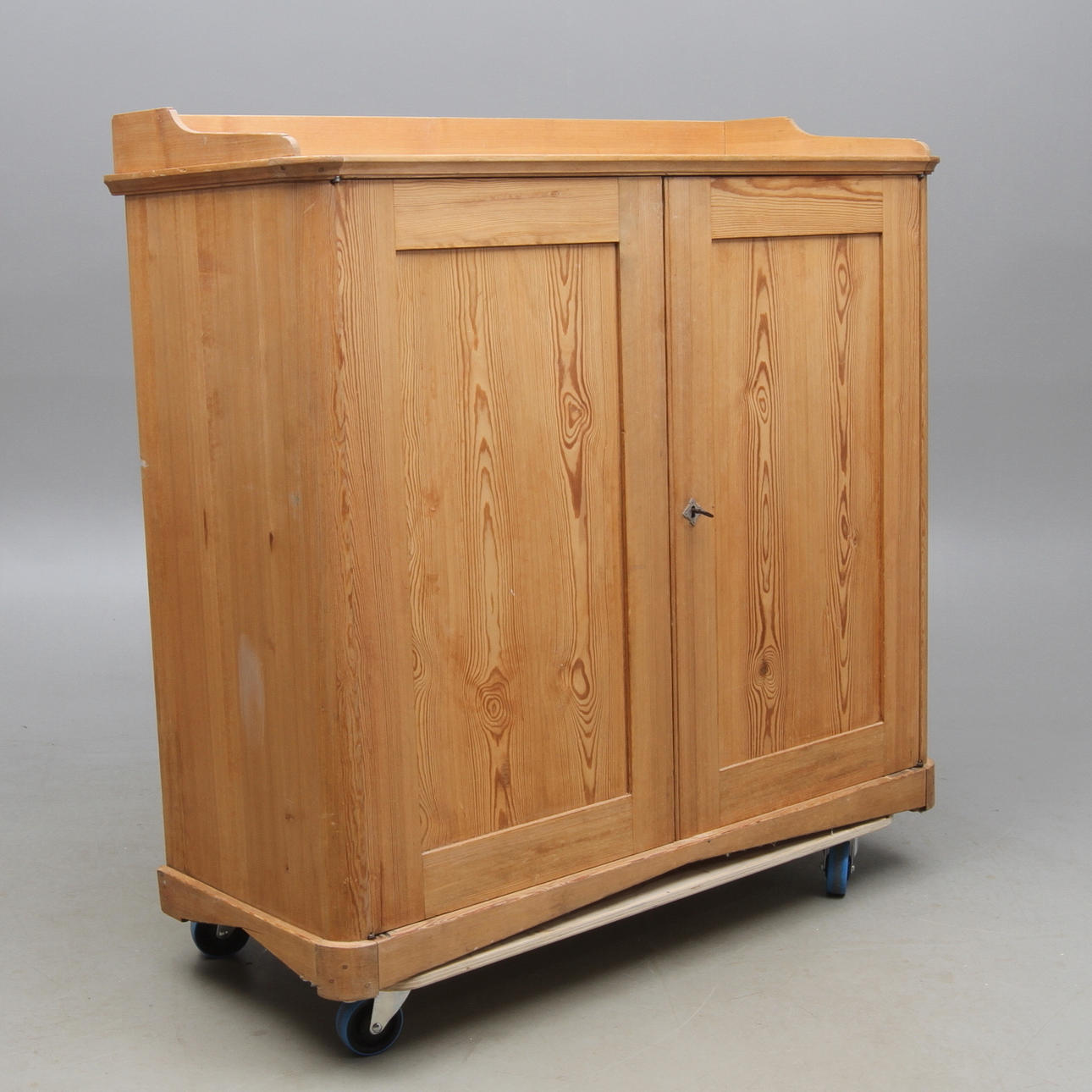 SKÄNKSKÅP, sent 1800-tal.