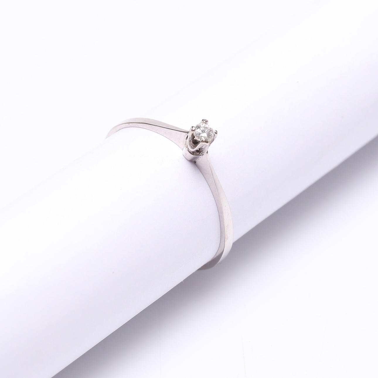 RING, 18K vitguld med diamant, vikt ca 0.8gram.