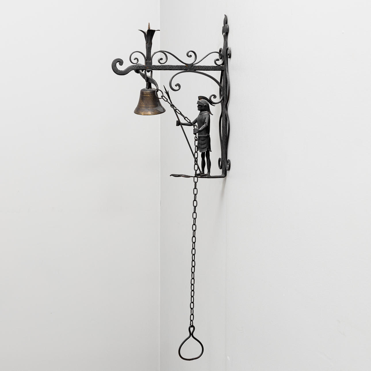 DÖRRKLOCKA, smide, med dekor av soldat, 1900-tal.