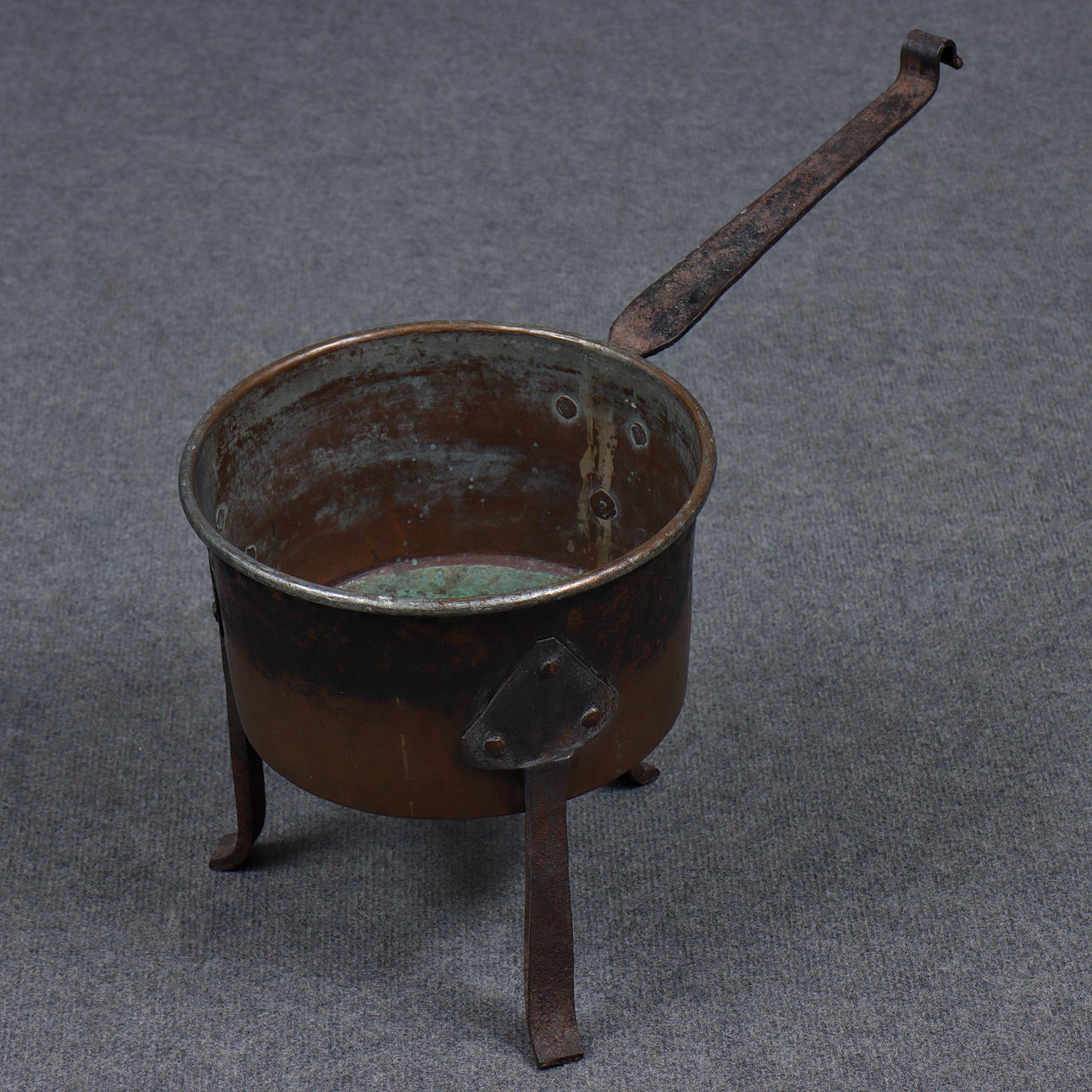 LARGE THREE-LEGGED COPPER CASSEROLE.