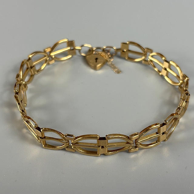 9CT GOLD BRACELET.