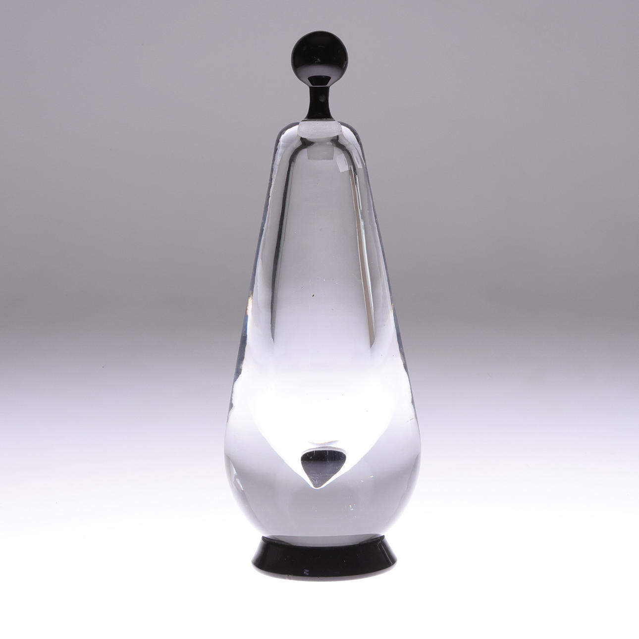 VICKE LINDSTRAND. Flakong, with stopper, Orrefors, second. Not signed.