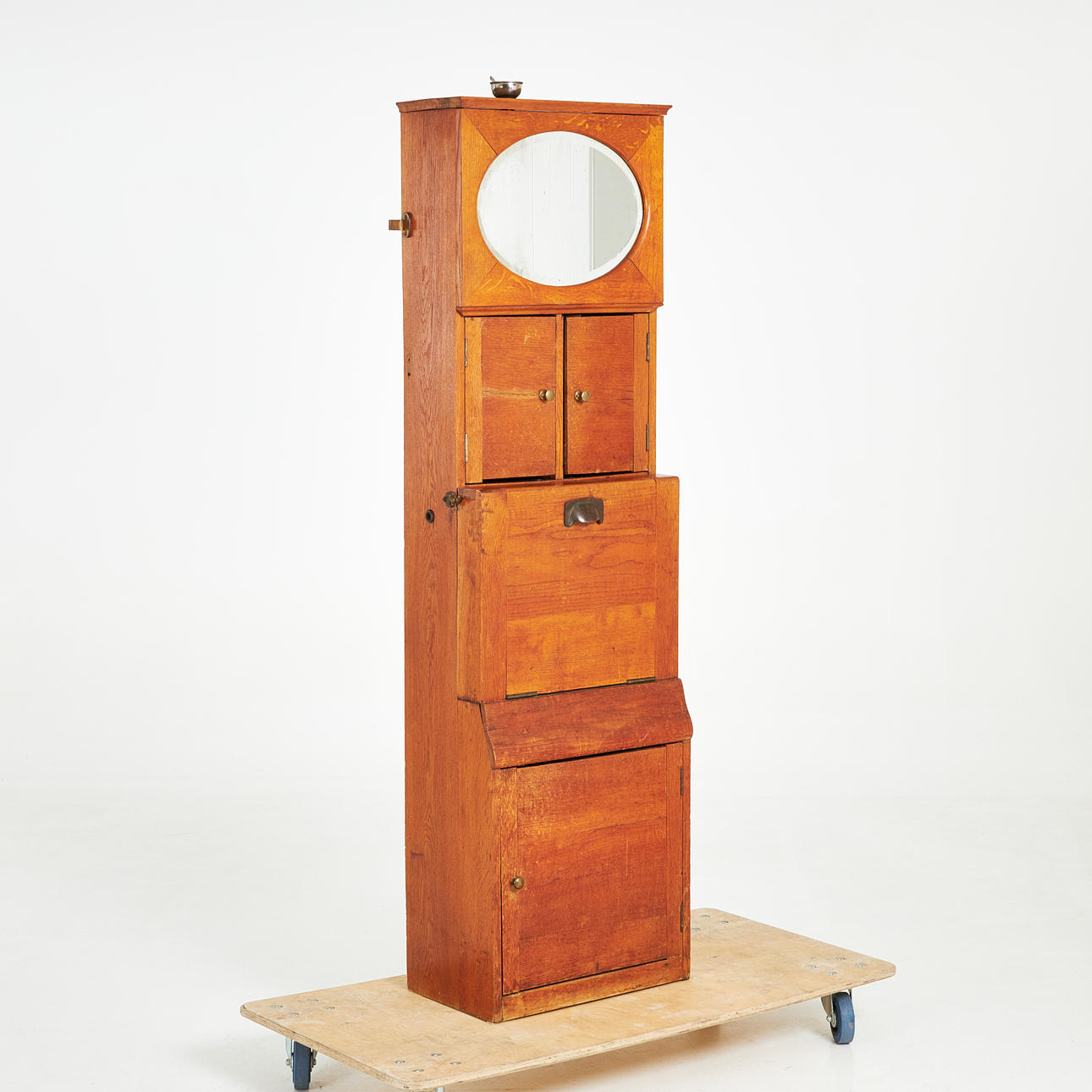 SHIP COMMODE WITH MIRROR. Shell in oak, glazed porcelain ho, brass ...
