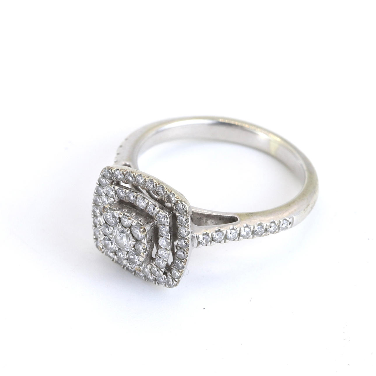 9CT WHITE GOLD DIAMOND SET CLUSTER RING.