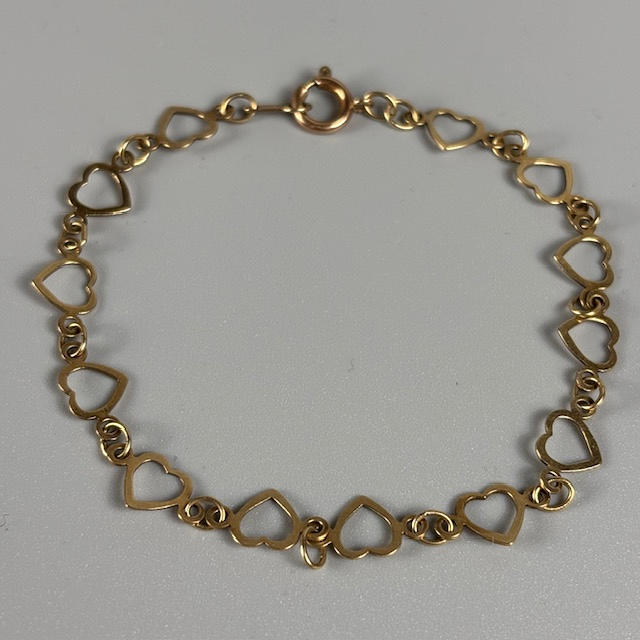 9CT GOLD HEART BRACELET.