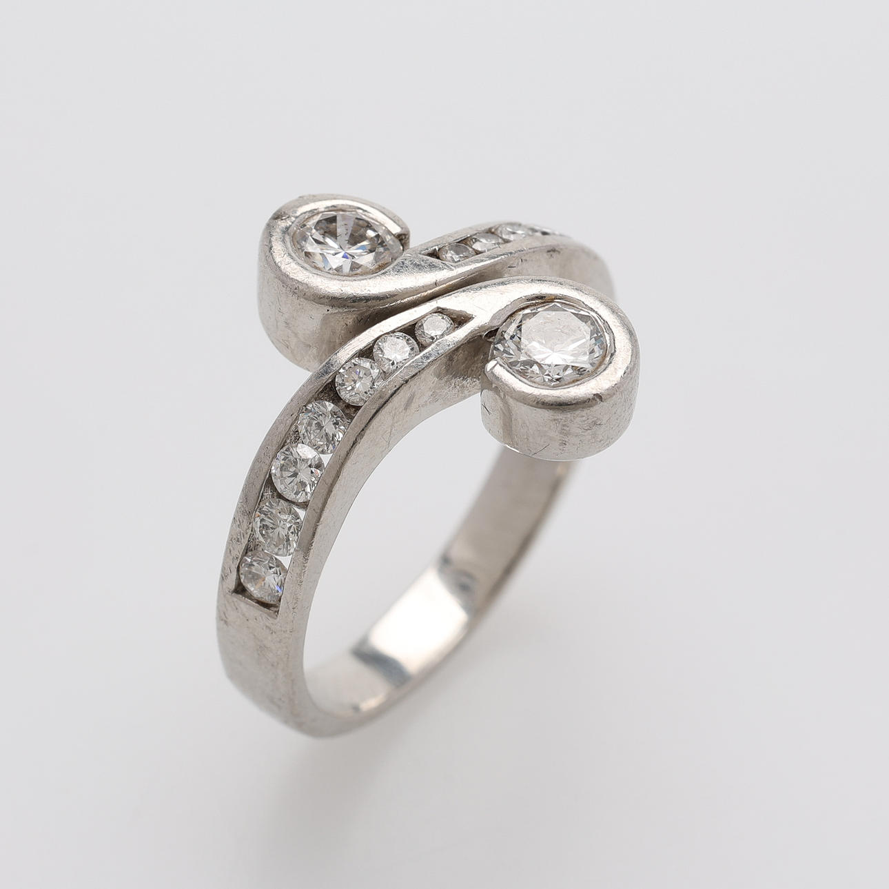 RING, PLATINUM & DIAMONDS, UK, TOTAL Approx. 7.6 g.