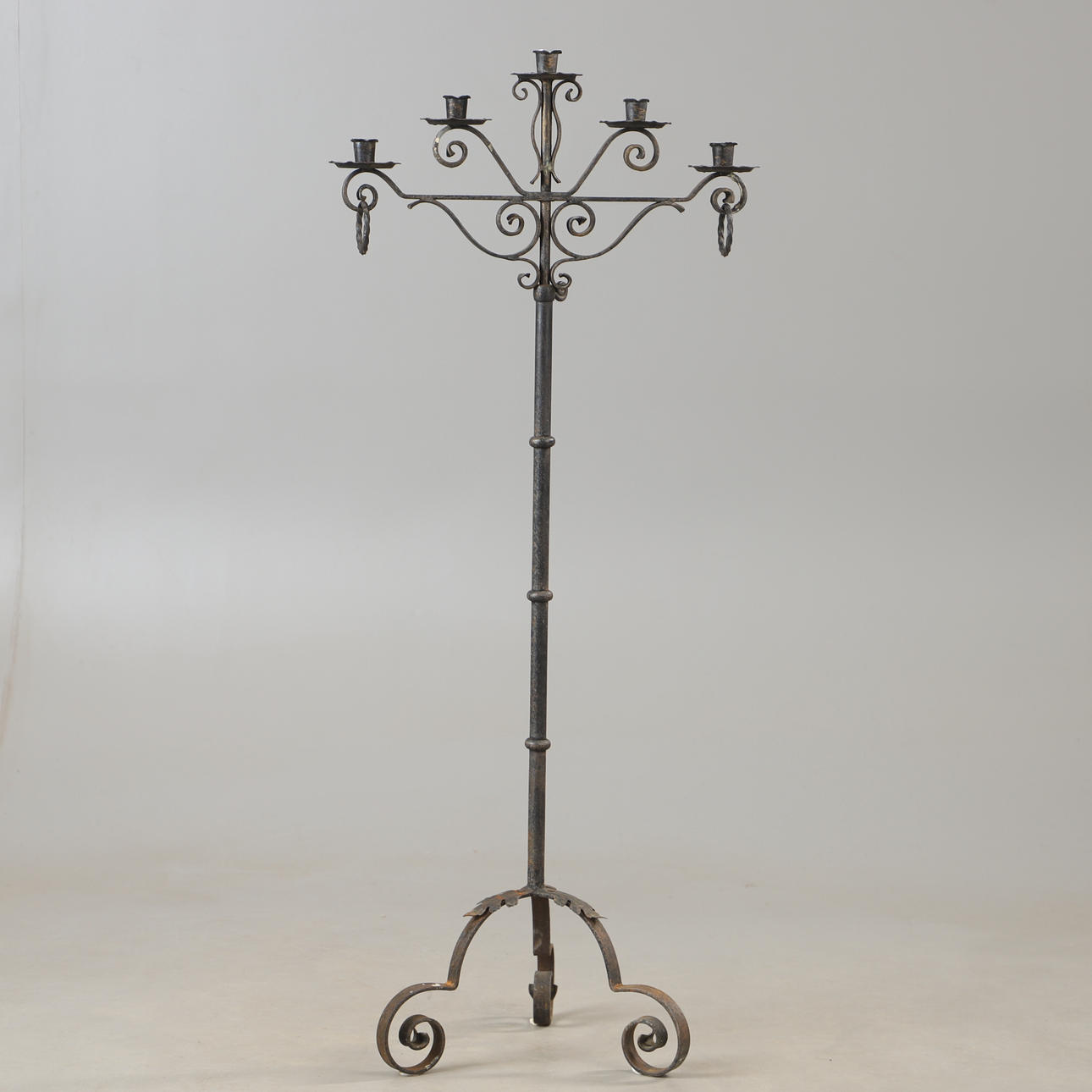 GOLVLJUSSTAKE, smide, 1900-talets andra hälft.