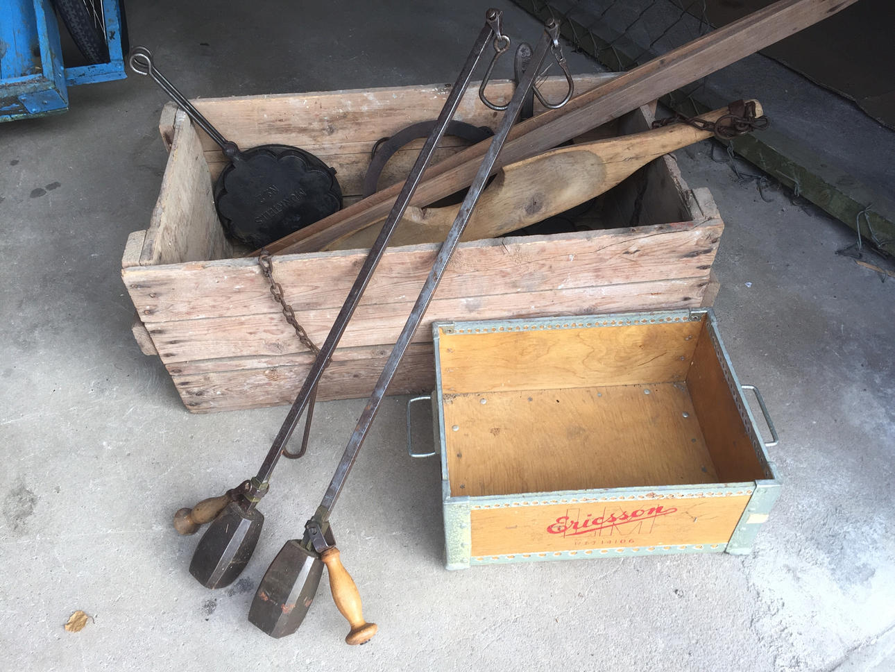 ALLMOGEFÖREMÅL OCH TRÄLÅDOR, bl.a Munktells, 1800/1900-tal.