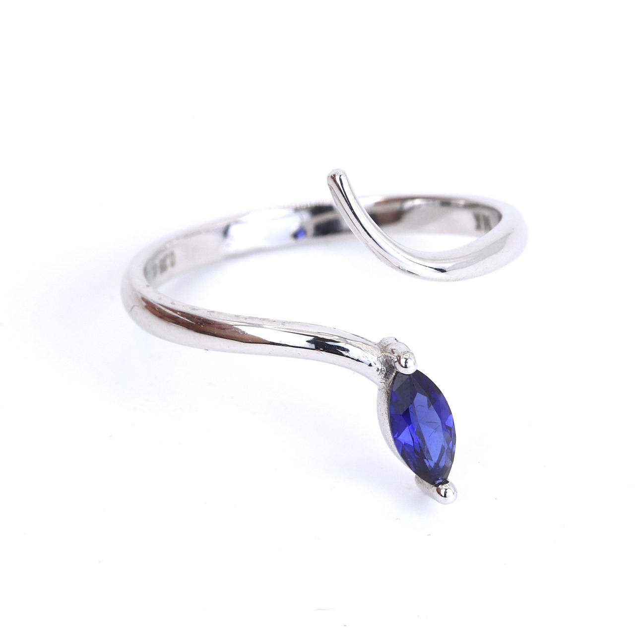 14CT WHITE GOLD SAPPHIRE SET RING.