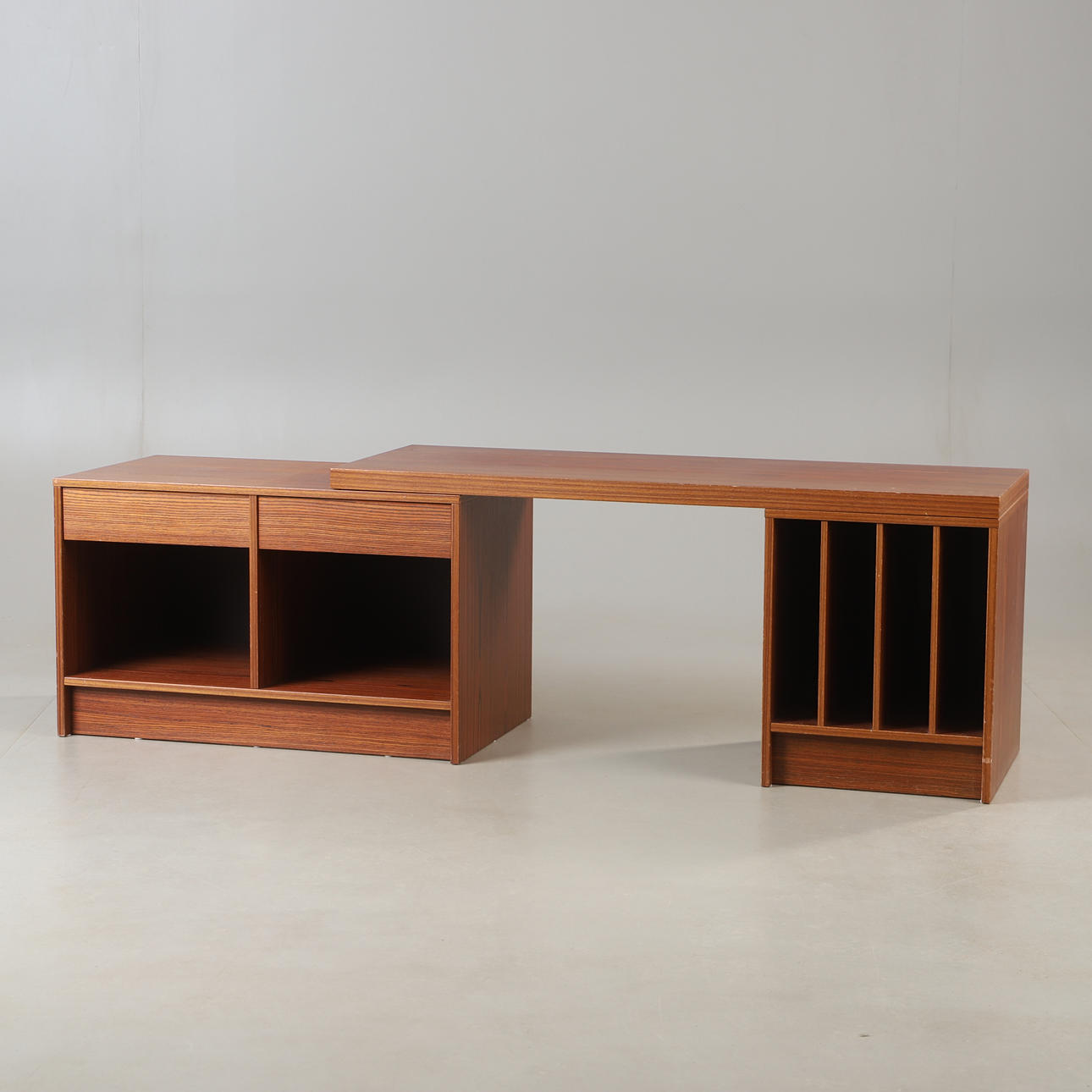 MEDIABÄNK, valnöt, 1900-talets andra hälft.