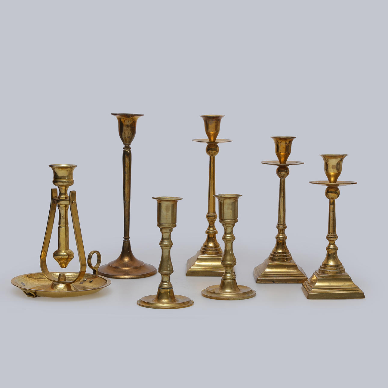 CANDLESTICKS AND CAPTAIN'S CANDLESTICK, 7 PIECES, BRASS.