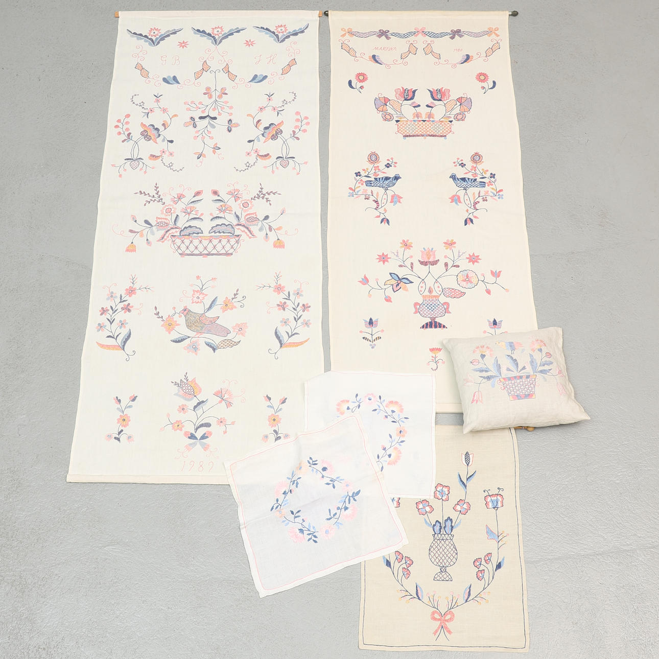 TEXTILES, 6 pcs, Blekingesöm/Blekingefärger, incl. hanging clothes.