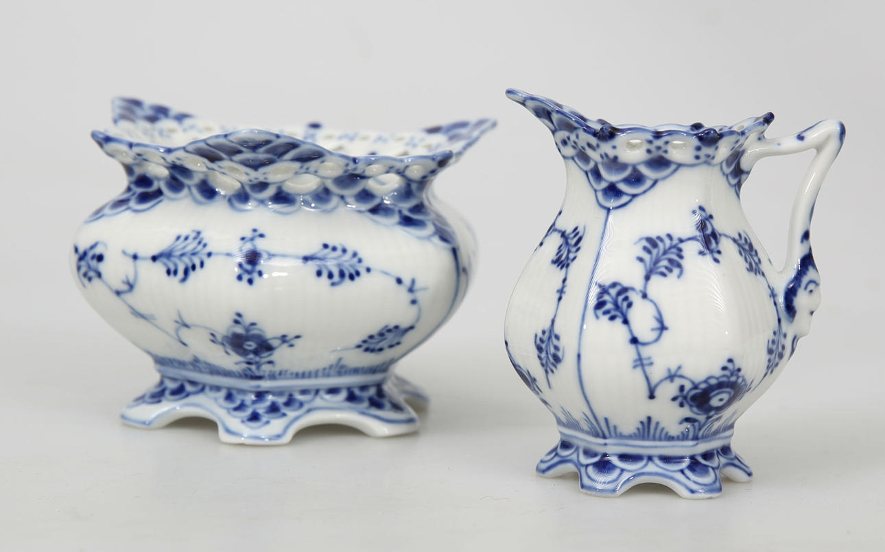 SOCKERSKÅL OCH GRÄDDKANNA, porslin, "Musselmalet", helblond, Kunglig Dansk.