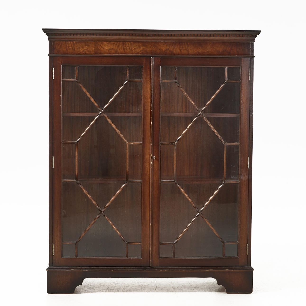 VITRINSKÅP, engelsk stil, 1900-tal.