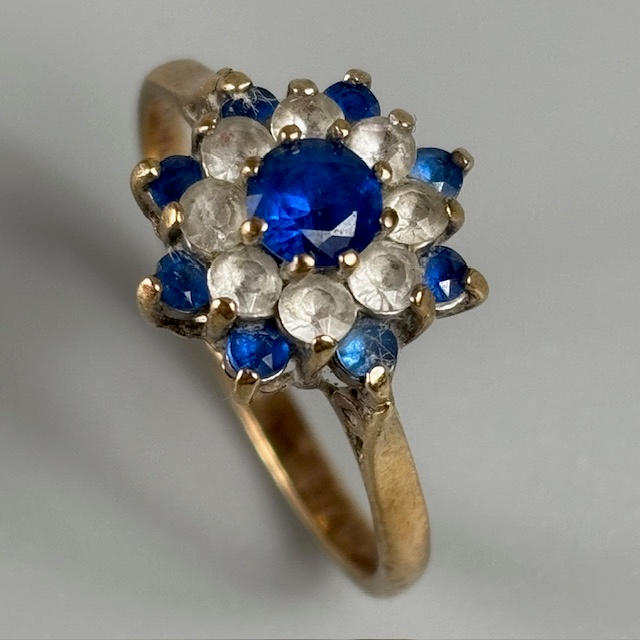 9CT GOLD DAISY RING.