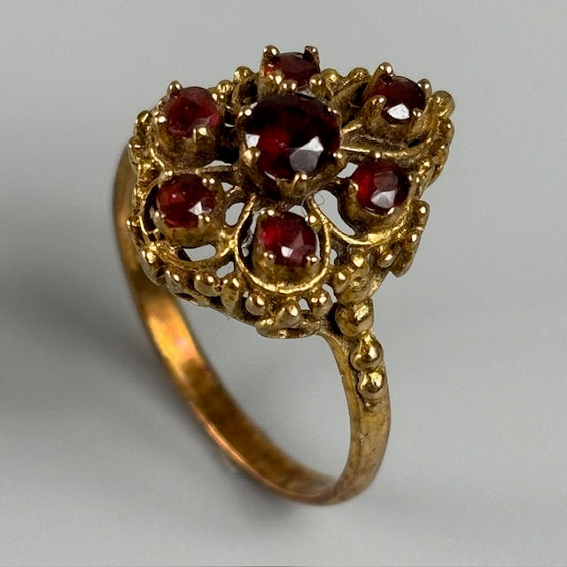 ANTIQUE GOLD RING.