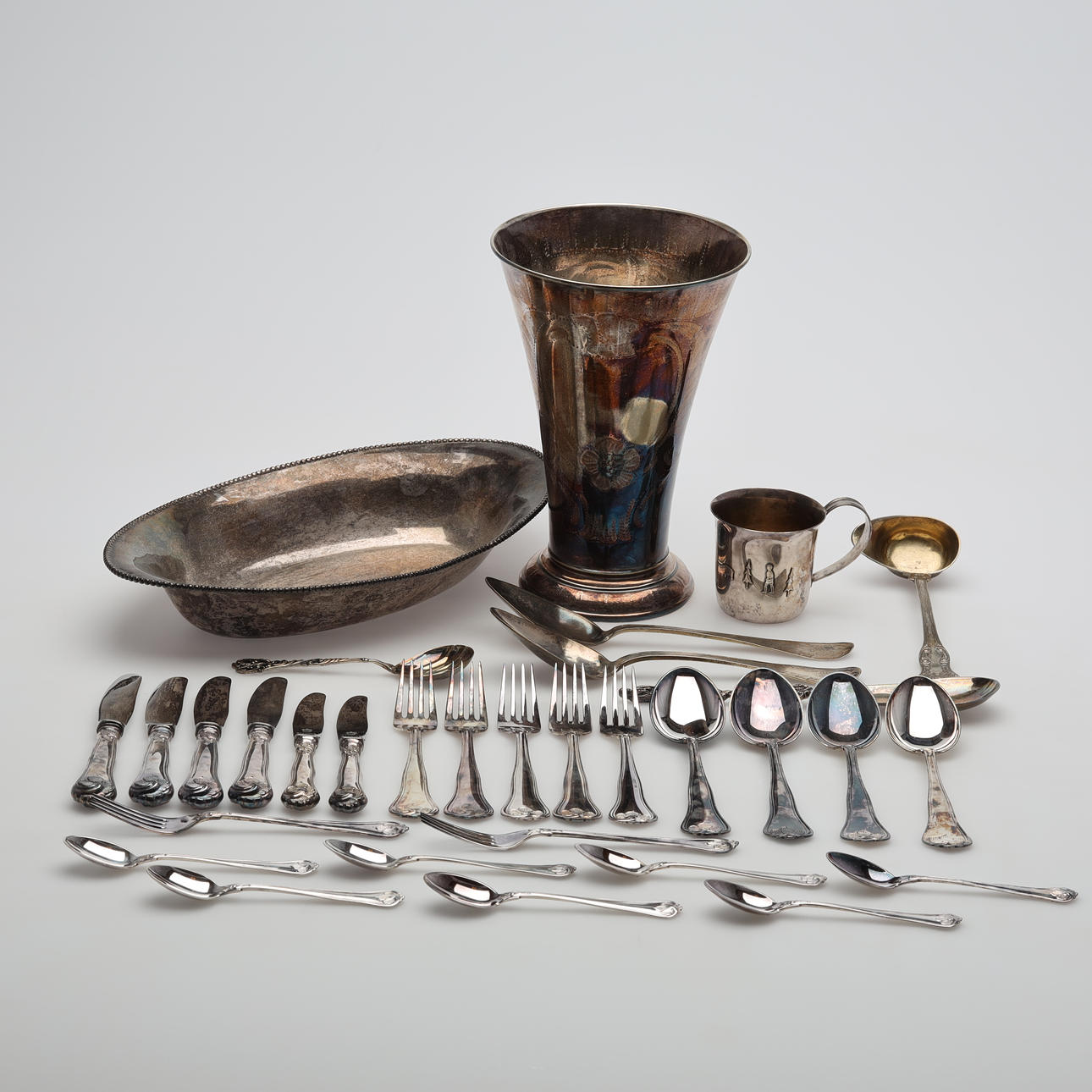 LOT SILVER gross weight approx. 1798 grams.