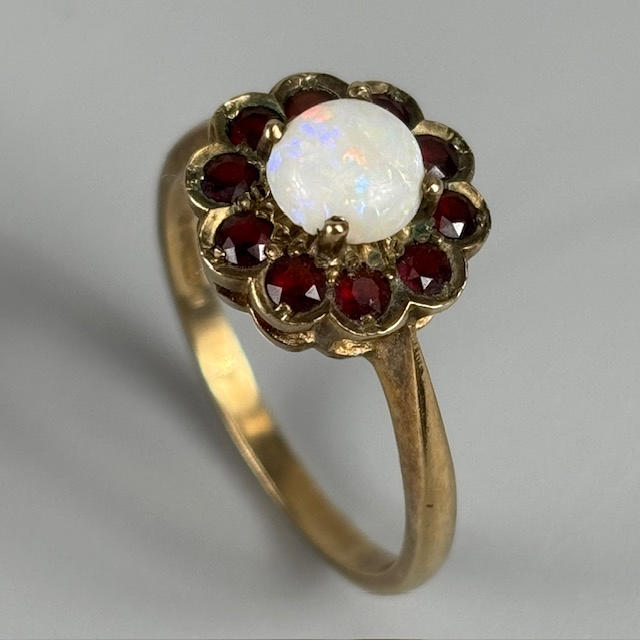 9CT OPAL RING.