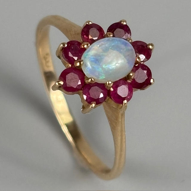 9CT GOLD OPAL RING.