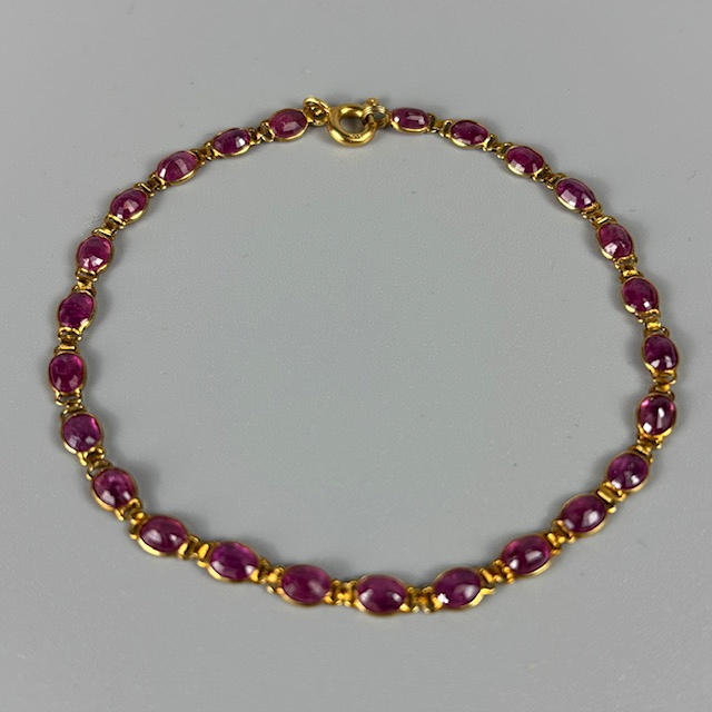 14CT GOLD AND GEMSTONE BRACELET.