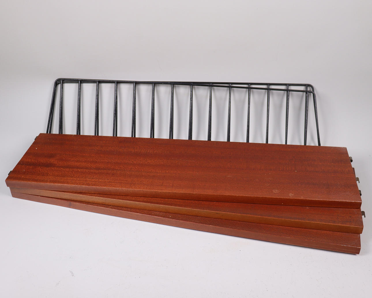 STRING SHELF, 3 shelves with 2 gables.