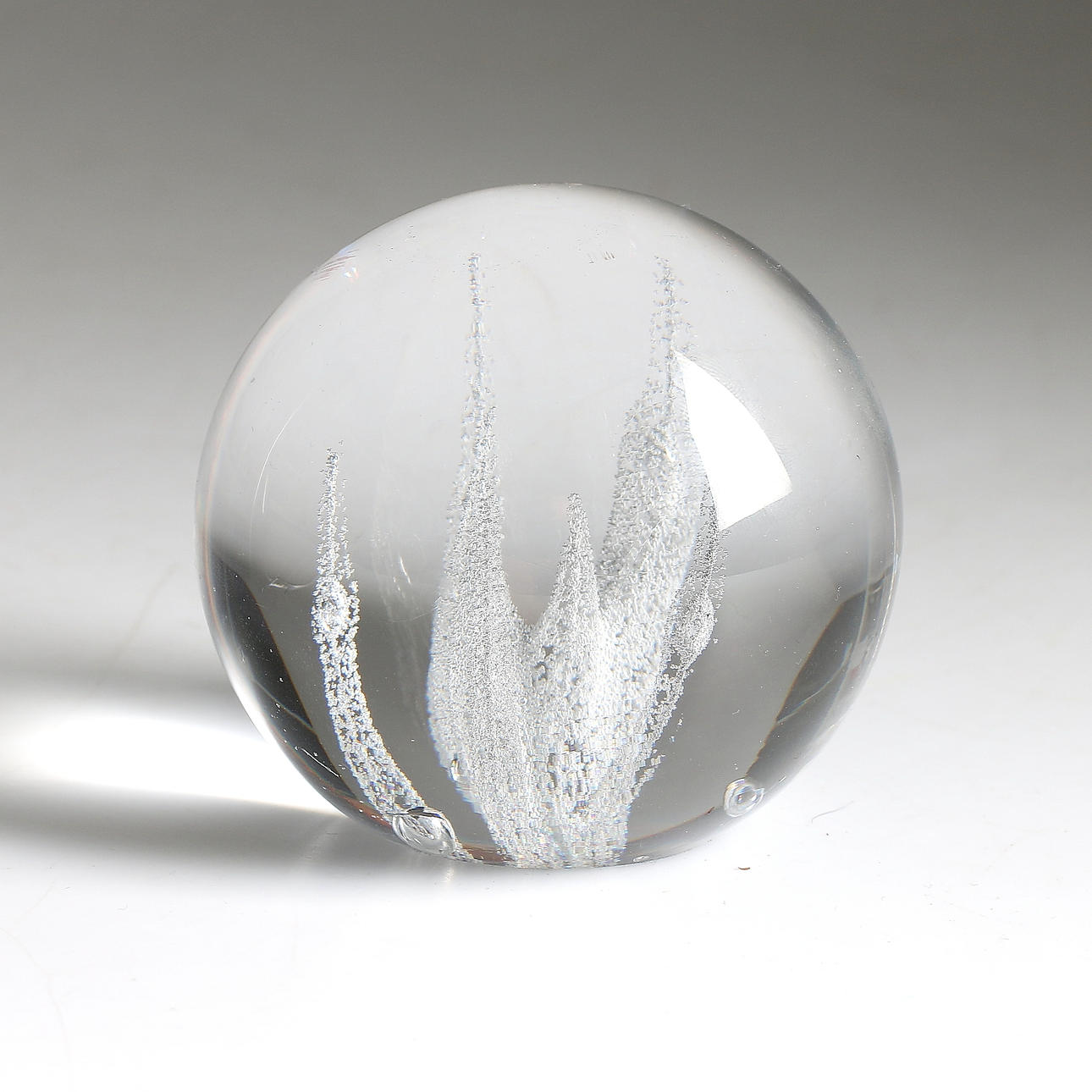 BREVPRESS, glas, Vicke Lindstrand, signerad, Kosta, 1900-tal.