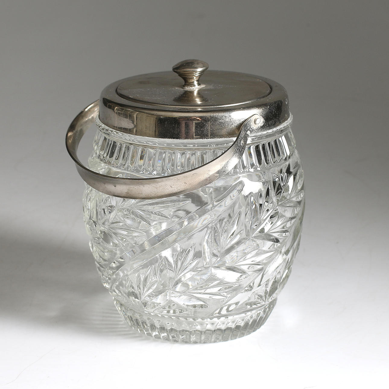 ISHINK, pressglas och metall, 1900-talets första hälft.