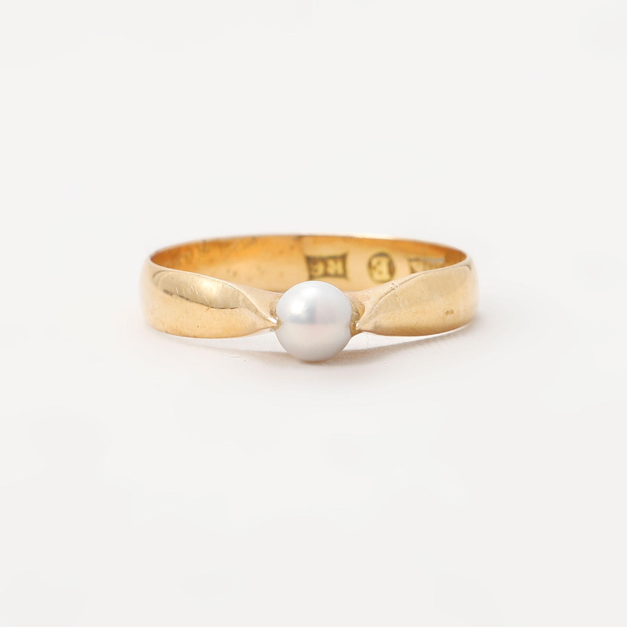 RING, 18k gold and pearl. Weight 2.2 grams.