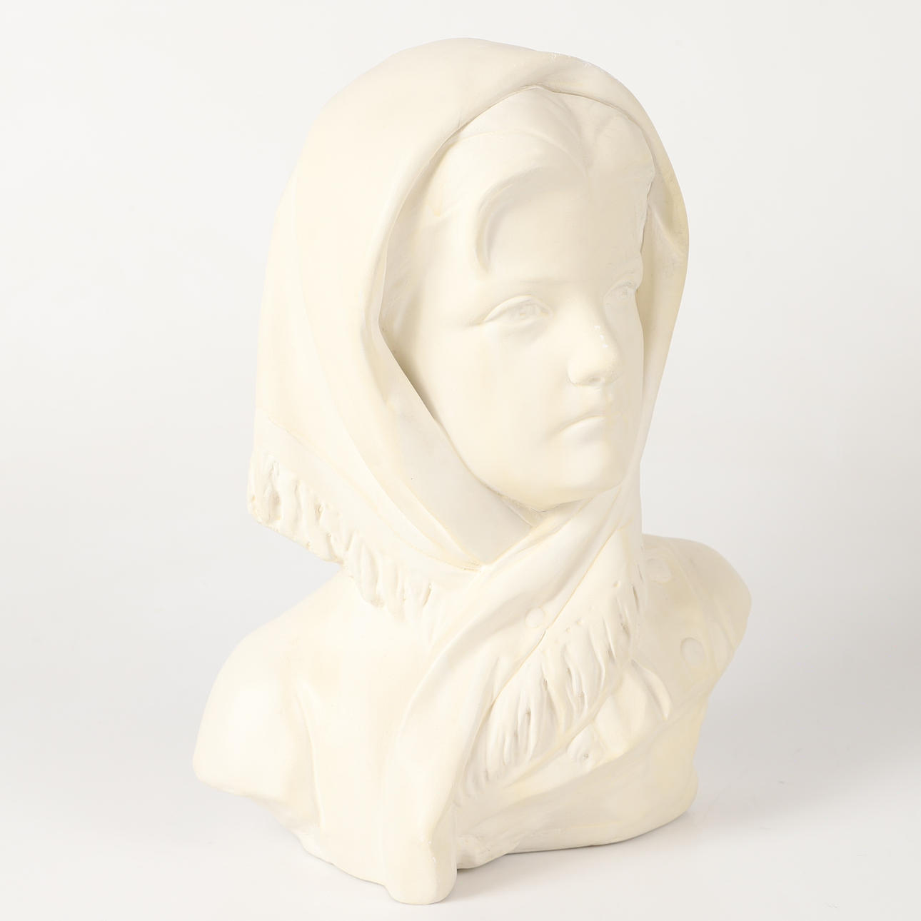 BYST, flicka med sjalett, gips, 1900-tal.